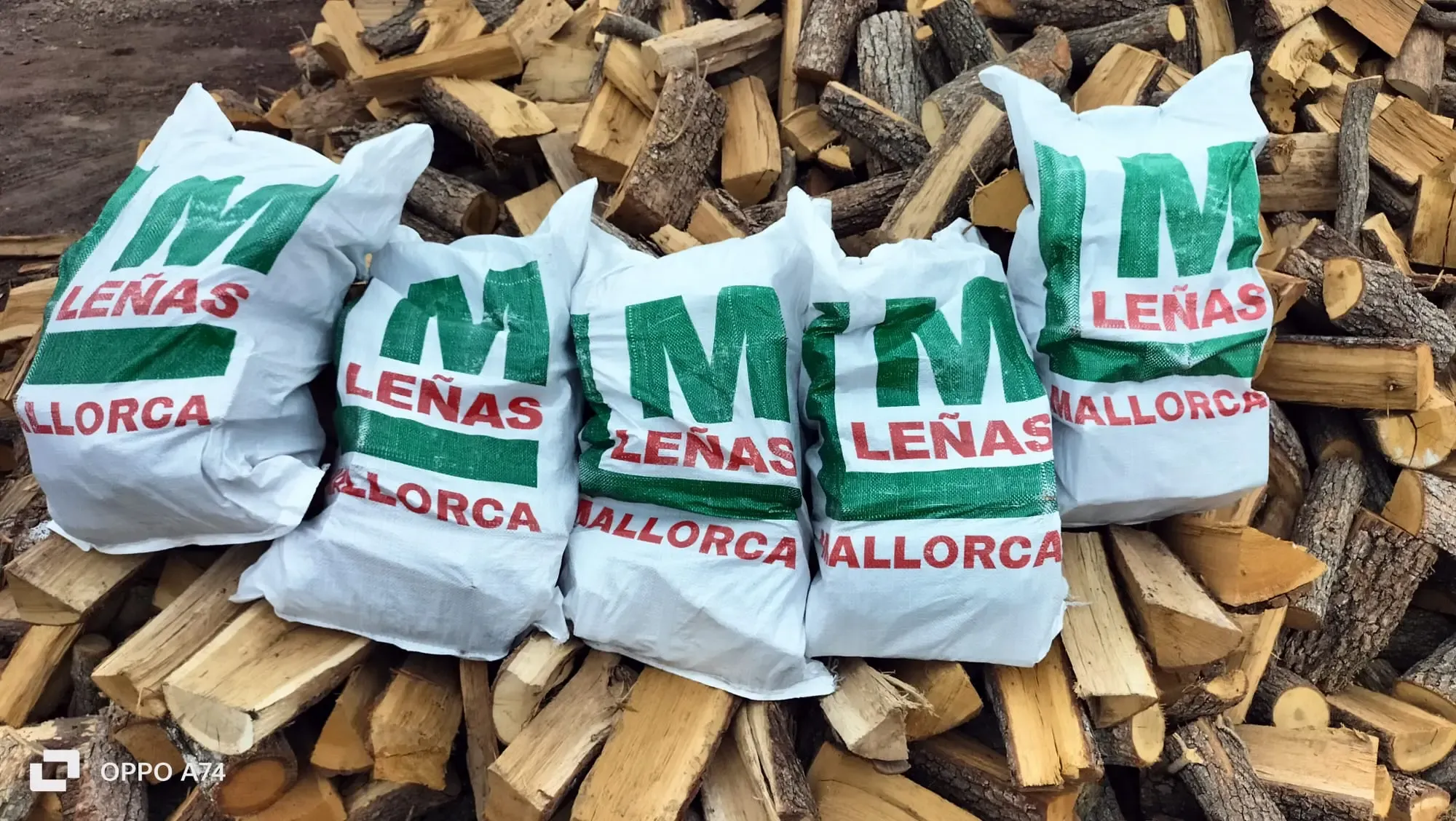Säcke von Leñas Mallorca auf einem Eichenholzstapel