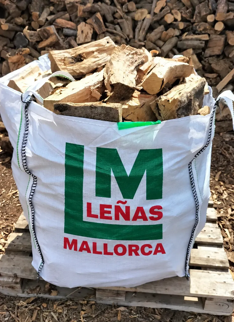 Mit Brennholz gefüllter Big Bag von Leñas Mallorca